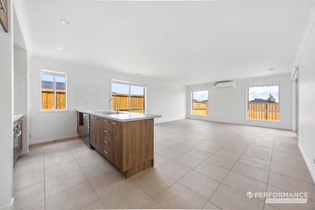 21 Aspen Street, Winter Valley VIC 3358 - House For Rent | Domain - Photo 2