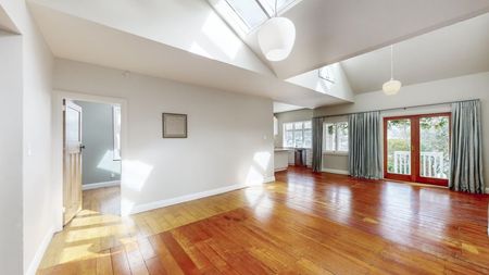 19 Scarborough Terrace, Mount Victoria - Photo 3