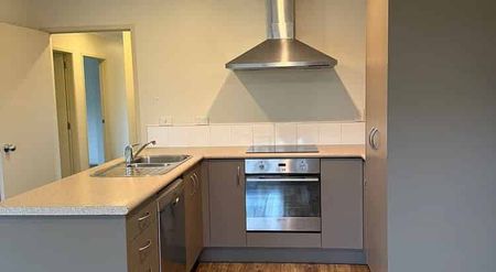 Close to town and train station - Photo 2