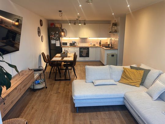 2 Bed Flat, Centrillion Point, CR0 - Photo 1