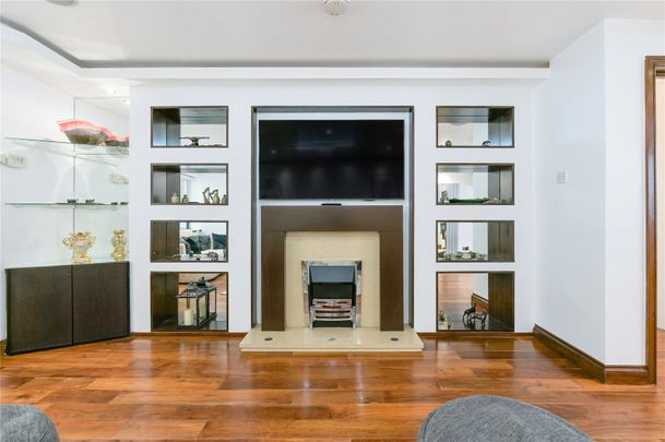 Elegant Four-Bedroom Home Moments from Hyde Park, with Private Parking & Roof Terrace - Photo 1