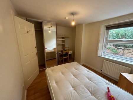 4 bedroom flat to rent - Photo 2