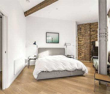 A stunning two/three bedroom recently renovated converted warehouse apartment in central Clerkenwell. - Photo 5