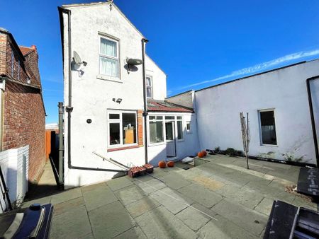 6 bedroom semi-detached house to rent - Photo 5