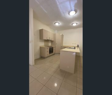 Low-Maintenance Modern Unit close to the Beach - Photo 3