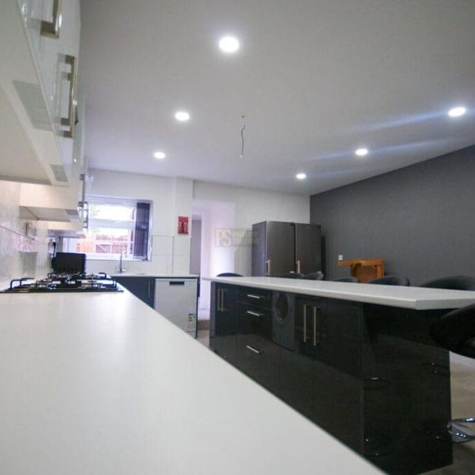 8 bedroom terraced house to rent - Photo 1