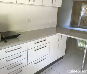 Ground Floor Studio - Walk to UQ | Electricity Included! - Photo 2