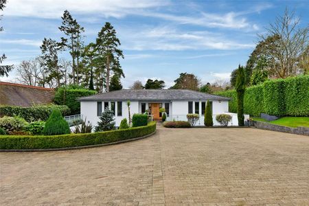 A beautifully presented modern home set behind gates located on the prestigious Rotherfield Road. - Photo 5