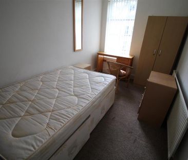 5 bedroom private hall to rent - Photo 3