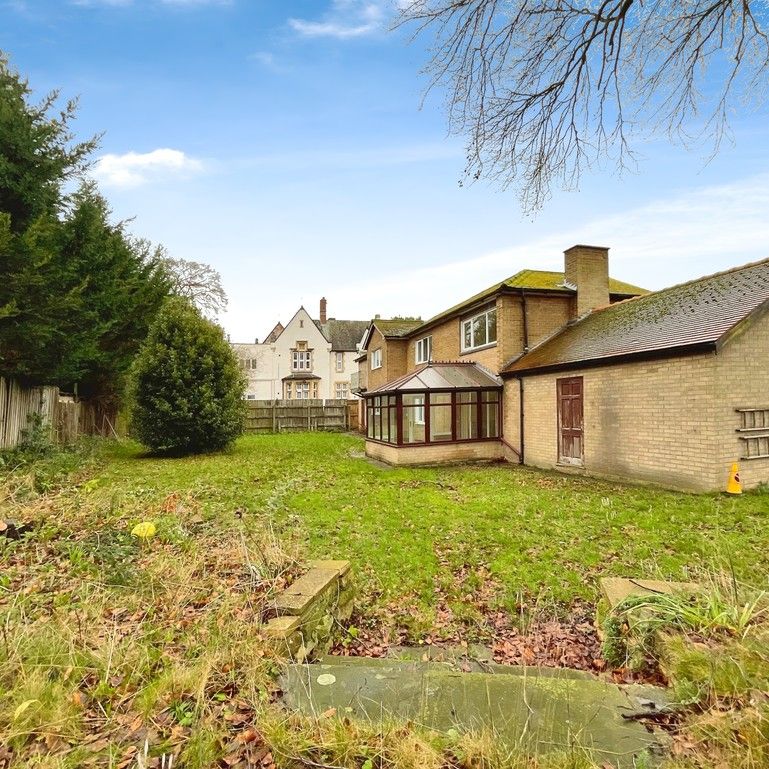 5 bedroom Detached House to let - Photo 1