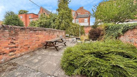 1 bedroom in a house share to rent - Photo 2