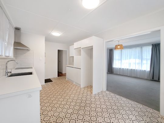 Beautifully renovated 3-bedroom family home. - Photo 1