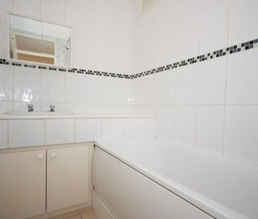 Hill View Court, Woking - Photo 3