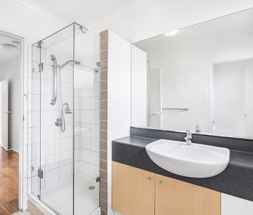 Modern Two Bedroom Apartment At The Rear Of The Block - Photo 4