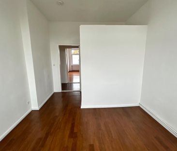 Altbaucharme in Stadtfeld-Ost – Stilvolle 3-Zimmer-Wohnung mit Stuc... - Photo 1