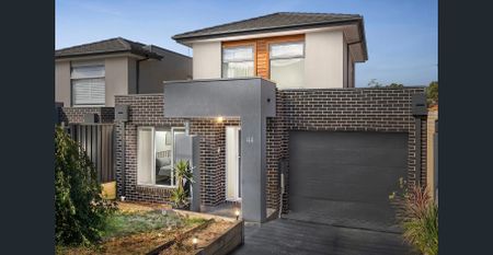 Spacious Family Home with Stunning Parkland Views - Photo 4