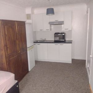 Room in a Shared House, Downs Road, LU1 - Photo 2