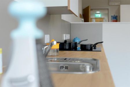 1 bedroom in a flat share to rent - Photo 3