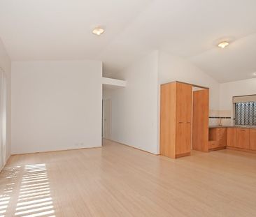 Spacious Family Home - Photo 2