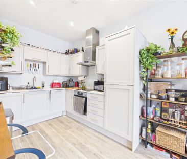 1 bedroom Flat in High Street, Berkshire - Photo 3