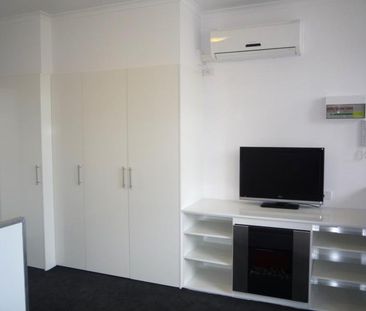 BRIGHT AND LIGHT-STUDIO APARTMENT - Photo 3