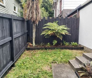 Recently renovated - modern 2-bedroom with garage - Photo 2
