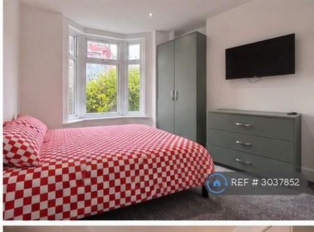1 bedroom in a house share to rent - Photo 2