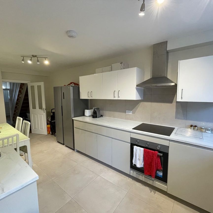 Room in a Shared House, Stork Road, E7 - Photo 1