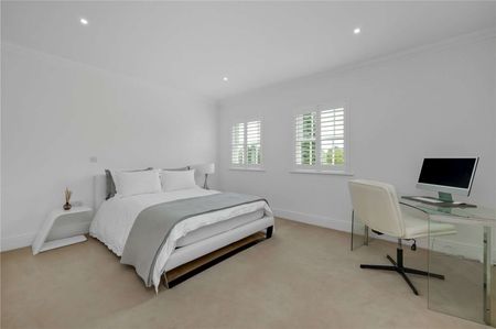Located in a gated development off of Fairmile Lane, a wonderfully light and spacious home perfect for modern family living - Photo 5
