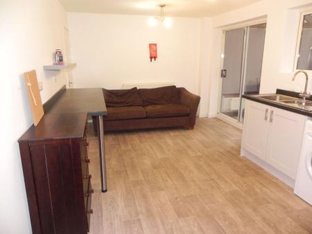 3 bedroom semi-detached house to rent - Photo 4