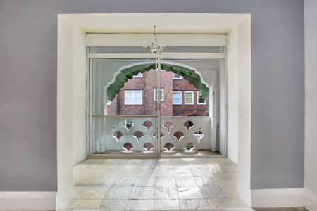 Beautifully Oversized One Bedroom Apartment in Perfect Location - Photo 3