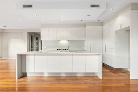 4 Bedroom Family Home with All Year Al-fresco Area! - Photo 2