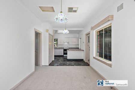 SOUTH TAMWORTH - Simply Delightful Double Brick Family Residence. - Photo 2
