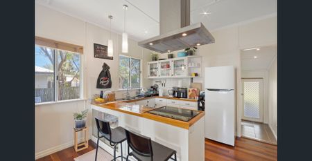 PRIME LOCATION WITH SPACIOUS YARD!! - Photo 4