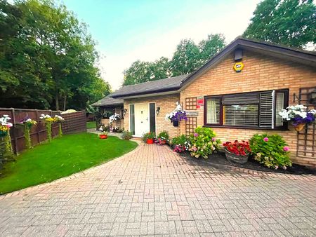 Vicarage Crescent, Egham, Surrey, TW20 9JP - Photo 4