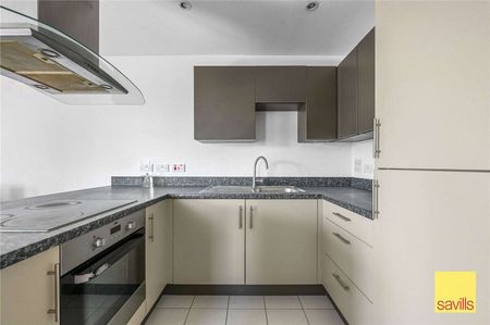 A well presented two bedroom apartment offering views of Canary Wharf from the private balcony. - Photo 4