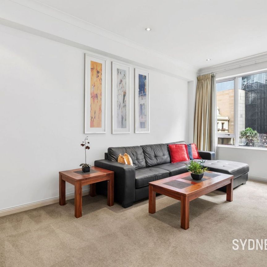 LARGE CORNER APARTMENT | Furnished - Photo 1