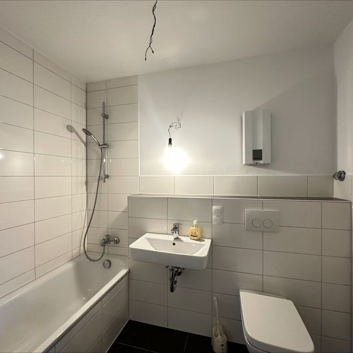 Geräumige 2-Zi.-Wohnung mit Balkon! - Foto 1