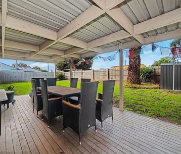 ✨ Comfortable & Well-Located Family Home in Cranbourne West! - Photo 5