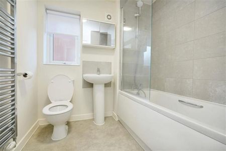 3 bedroom semi-detached house to rent - Photo 4