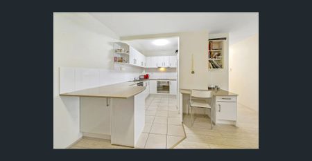 Partial Furnished Two Bedroom Unit in Stunning Position - Walk to Tram - Southport - Photo 5