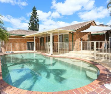SPACIOUS FAMILY HOME WITH POOL - Photo 2
