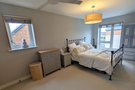 3 bedroom flat to rent - Photo 4