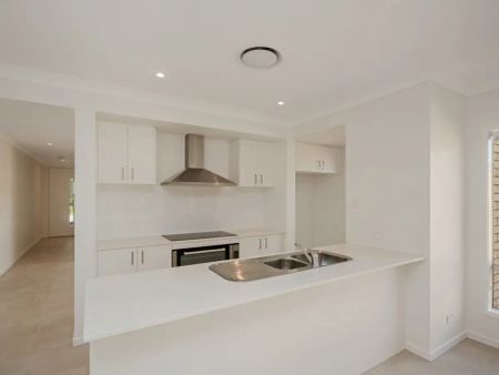 “FAMILY HOME IN HIGHLY SOUGHT-AFTER HAYFIELD ESTATE” - Photo 5