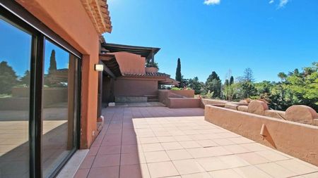 Alquiler de ático en Urbanización Guadalmina Baja, 150 - Photo 2