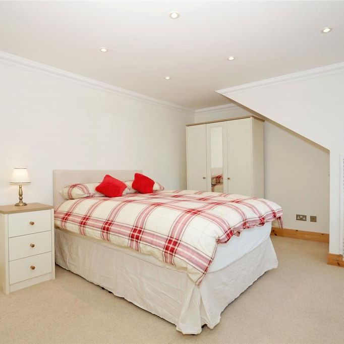 4 bedroom flat to rent - Photo 1