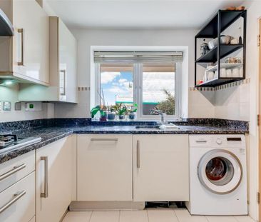 4 bedroom semi-detached house to rent - Photo 4