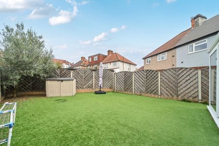 Semi-detached House to rent - Merriman Road, London, SE3 - Photo 2