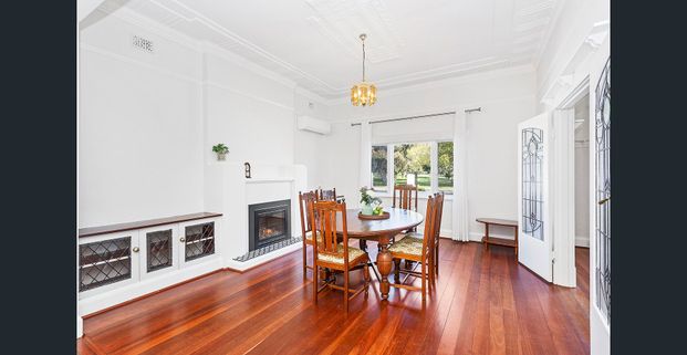 ELEGANY, PARTIALLY FURNISHED FAMILY HOME IN PRIME LOCATION! - Photo 1