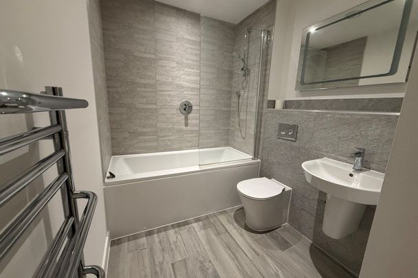 Edinburgh Gate - Photo 1